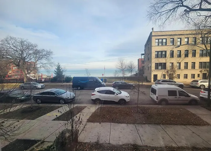 Charming Lakefront Stunning View North Apartment